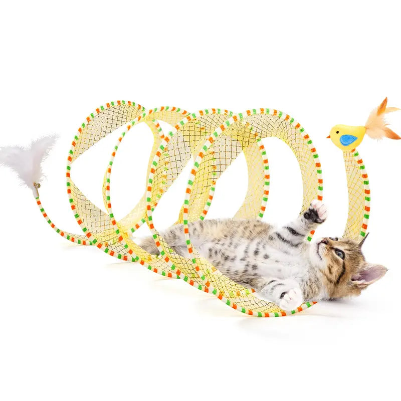 A spring-coil tunnel that cats absolutely love; featuring a combination of feathers and bells, it fully satisfies their curiosity.