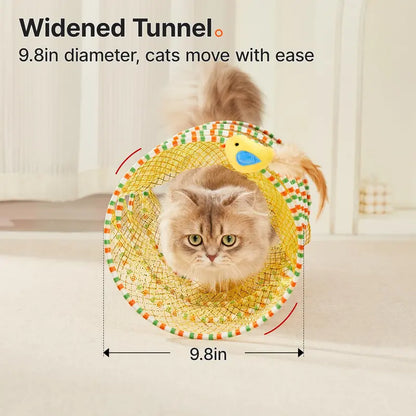 A spring-coil tunnel that cats absolutely love; featuring a combination of feathers and bells, it fully satisfies their curiosity.